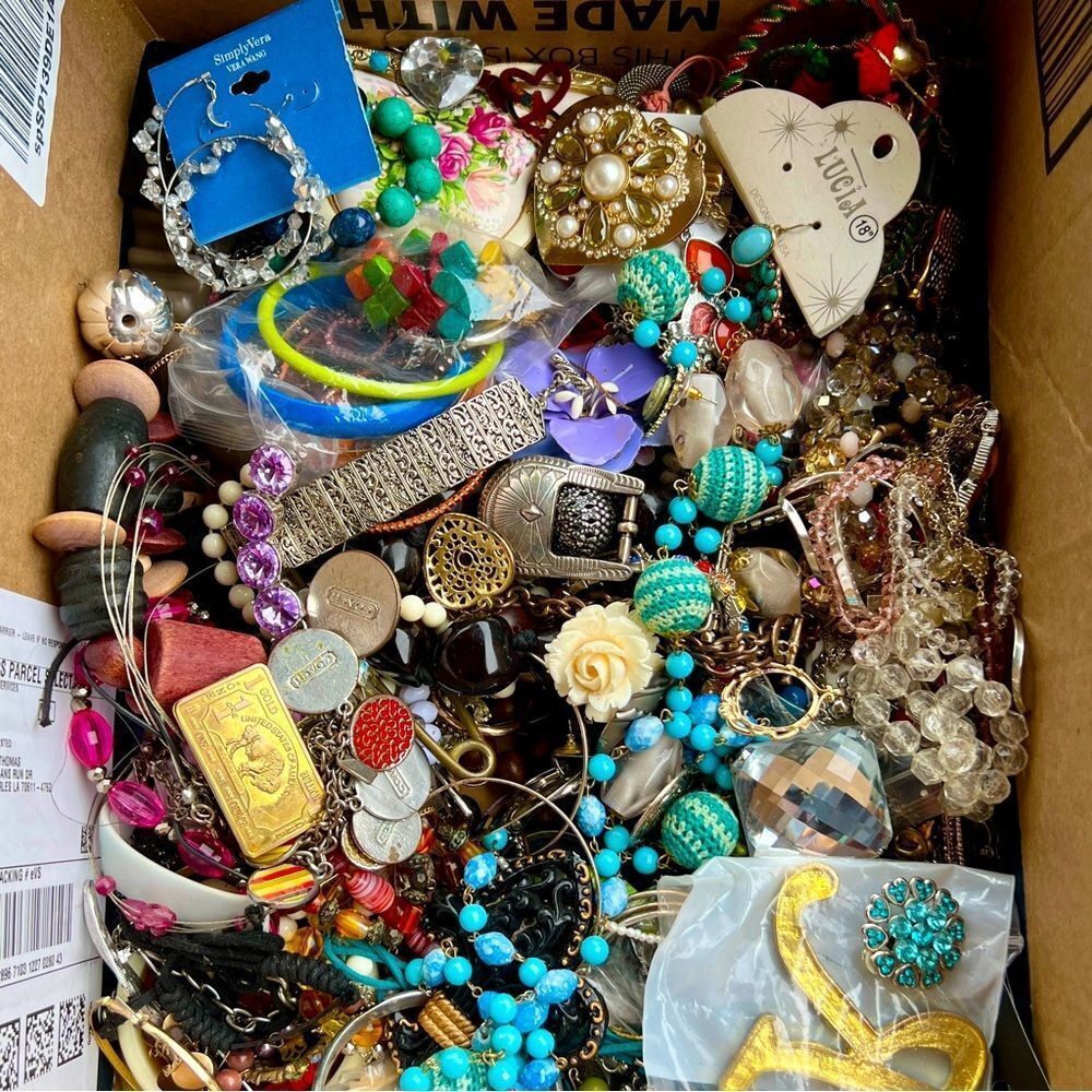 🎁 2 LB unsearched untested junk jewelry lot~ junk wearable craft repair - Picture 3 of 10